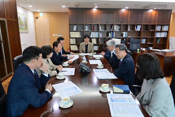 남북 9축 고속도로 추진협의회(회장 박현국 봉화군수)는 22일 백원국 국토부 제2차관을 면담하고 고속도로 조기 건설을 건의했다. [사진:봉화군 제공]