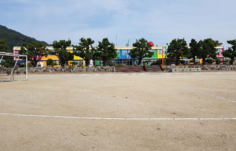▲지난해 마사토로 교체된 학교운동장.