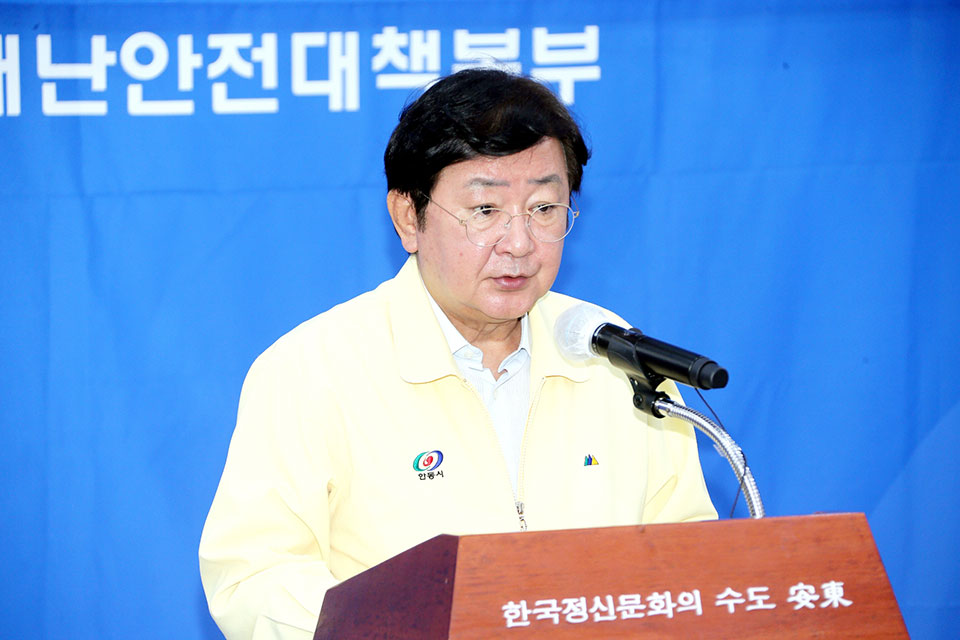 ▲오전 11시 30분 시청 청백실에서 열린 코로나19 브리핑에서 방역수칙을 전달하는 권영세 안동시장.(사진 안동시청 제공)2021.10.01