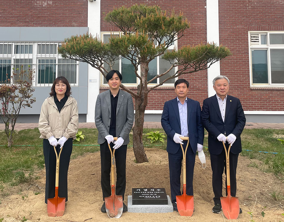 ▲길주중학교 모교에 기념식수한 길주요양병원 임상엽 대표(좌에서 두번째).
