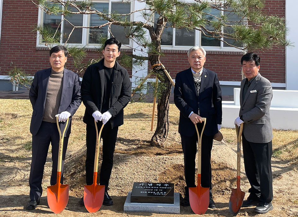 ▲길주중학교 모교에 기념식수한 이진봉 대표(좌에서 두번째).