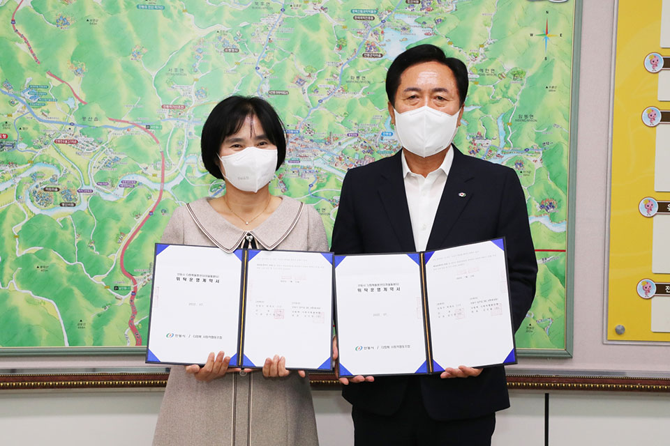 ▲권기창 안동시장이 다함께 사회적협동조합과 위·수탁 협약을 체결했다.(사진 안동시청 제공. 2022.07.12)