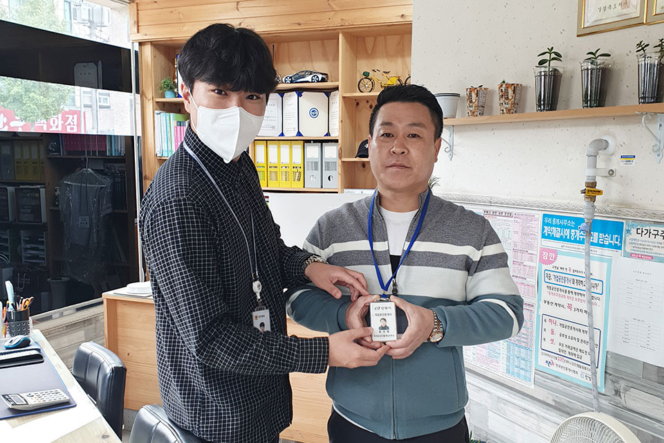 ▲개업 공인중개사 명찰 패용.(사진 안동시청 제공.2022.10.13)