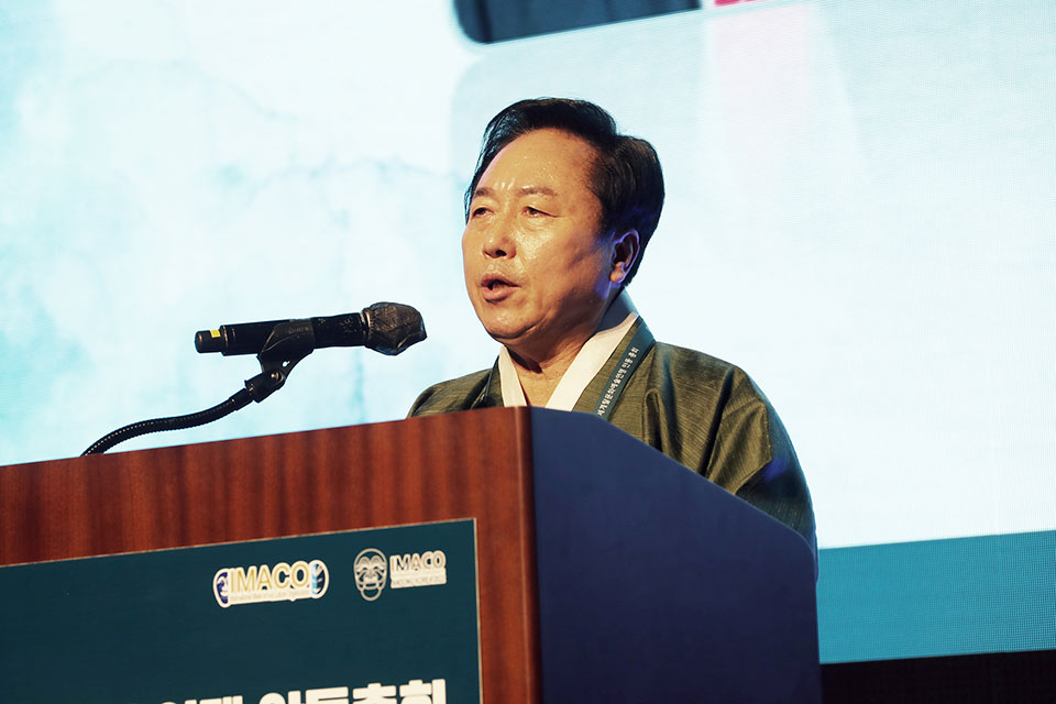 ▲2022 세계탈문화예술연맹(IMACO) 안동총회 개막식에서 개회사에 권기창 안동시장.(사진 안동시청 제공.2022.12.15)