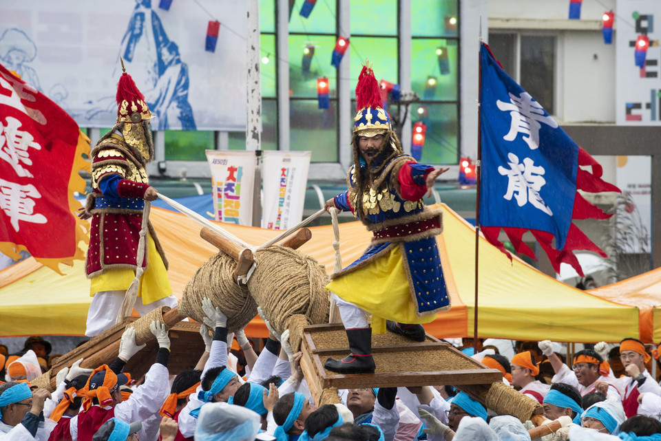 ▲2023차전장군노국공주축제 차전놀이 시연.(사진 안동시청 제공)