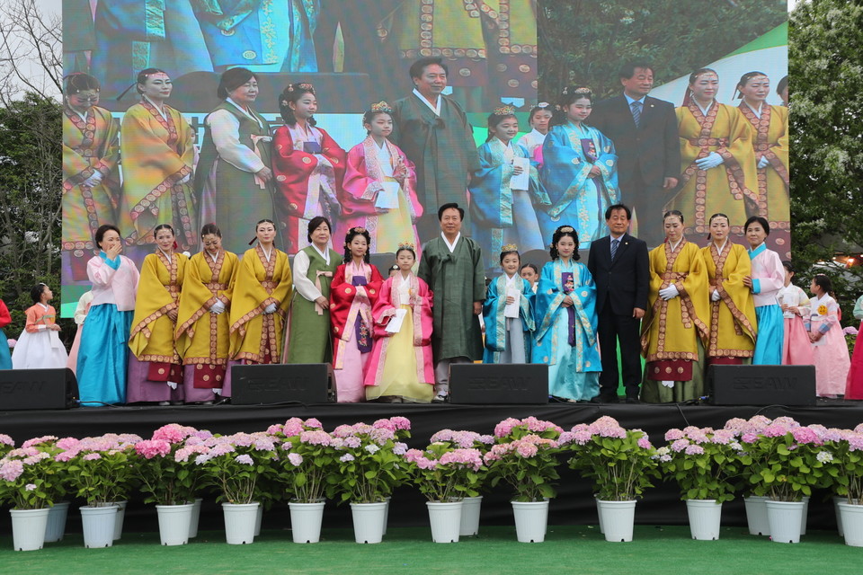 ▲차전장군노국공주축제장 퍼포먼스랜드에서 제16회 경상북도 노국공주 선발대회가 개최됐다.(사진 안동시청 제공)