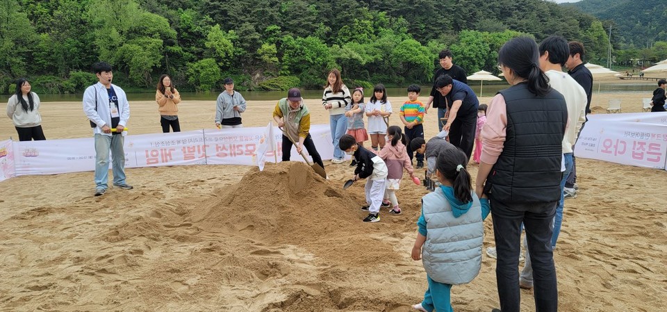 ▲예천 봄꽃축제 백사장 활용한 체험 프로그램.(사진 예천군청 제공)