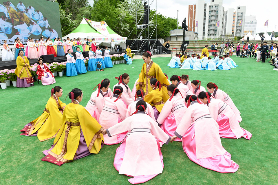 ▲퍼포먼스랜드에서 열린 안동놋다리밟기.(사진 안동시청 제공)