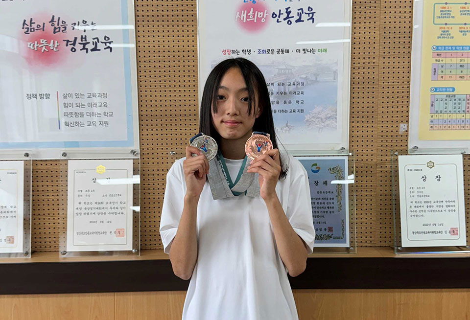 ▲제53회 전국소년체육대회에 출전해 여자 초등부 100m 은메달, 400mR 동메달을 획득한 안동초등학교 6학년 권하람 학생.(사진 안동초등학교 제공)
