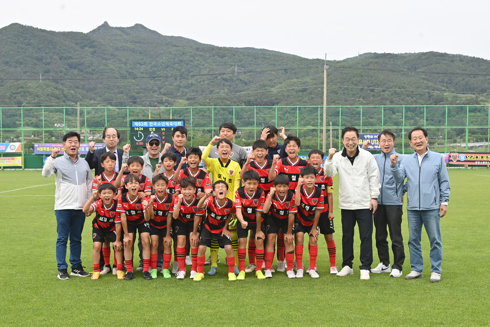 ▲포항제철초등학교 축구 금메달.(사진 경북교육청 제공)