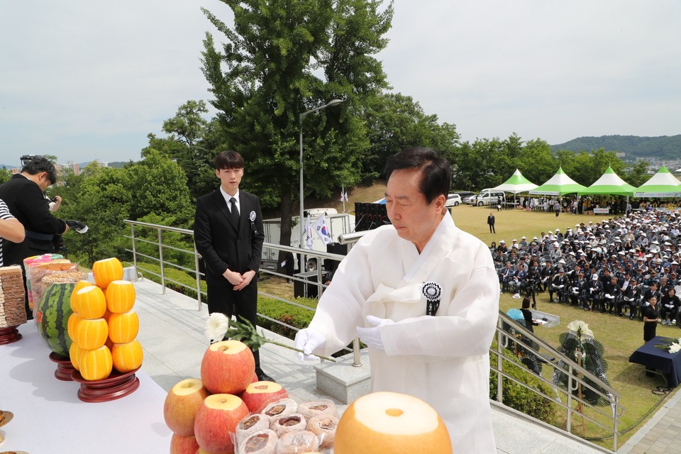 ▲권기창 안동시장이 헌화·분향했다.(사진 안동시청 제공)