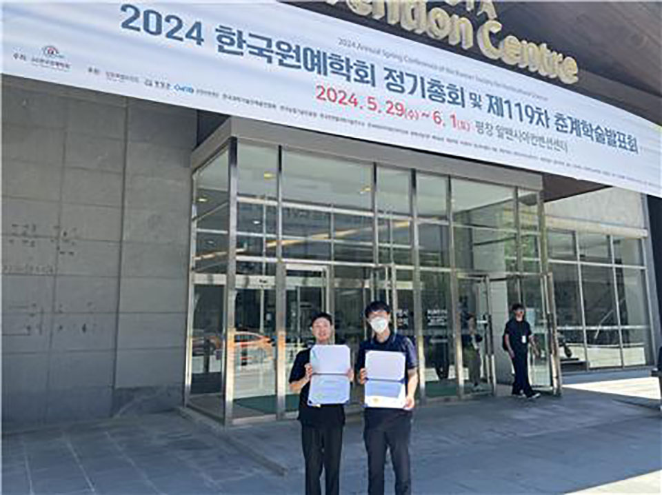 ▲박재용(학부 3학년) 학생(좌)과 황현승 교수(우측).(사진 국립안동대 제공)