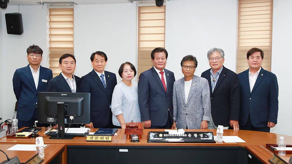 ▲안동시의회 농수산물도매시장 행정사무조사특별위원회는 그동안의 조사활동을 마무리하는 결과보고서를 채택했다.(사진 안동시의회 제공)