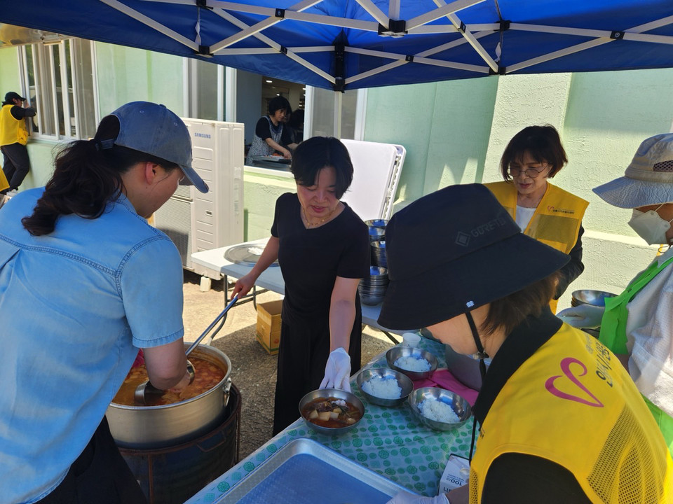 ▲사랑방 밥차 봉사단 자원봉사활동.(사진 안동시청 제공)