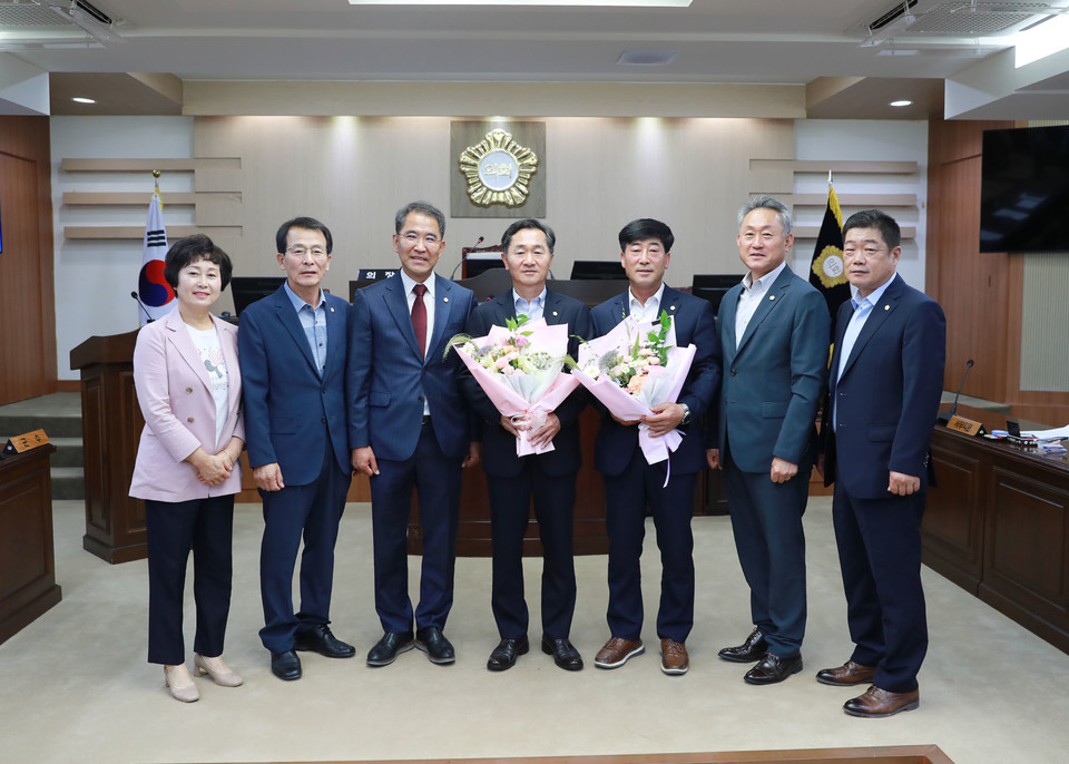 ▲영양군의회는 제9대 후반기 의장에 김영범 의원(중앙 좌측), 부의장에 우승원 의원(중앙 우측)을 선출했다.