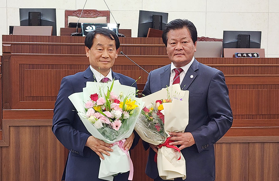 ▲제9대 안동시의회 후반기 의장에 국민의힘 김경도 의원(좌), 부의장에 무소속 손광영 의원이 선출됐다.(사진 권기상 기자)