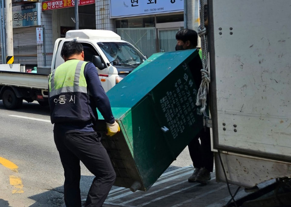 ▲헌옷수거함 일제 정비.(사진 안동시청 제공)