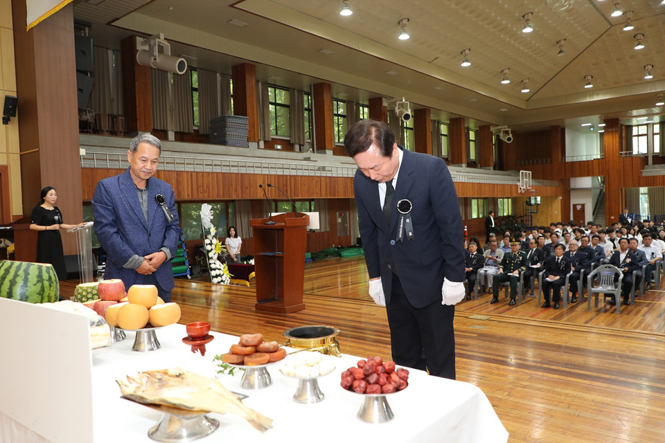 ▲한국생명과학고등학교 전몰 호국학도 추념식에 참배한 권기창 안동시장.(사진 안동시청 제공)