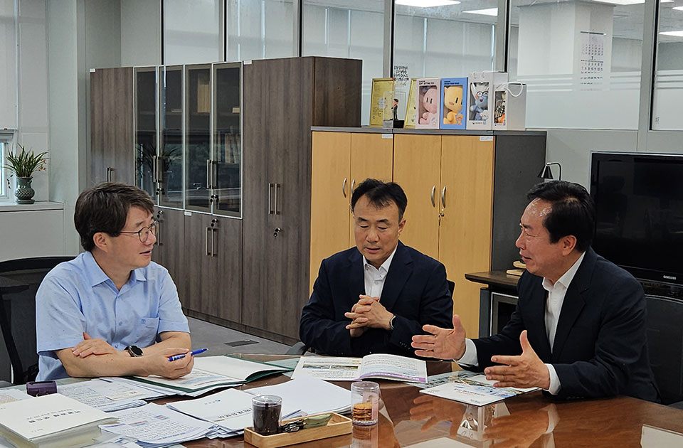 ▲권기창 안동시장(우측)이 기획재정부 김동일 예산실장(좌측)을 만나 현안사업을 설명했다.(사진 안동시청 제공)