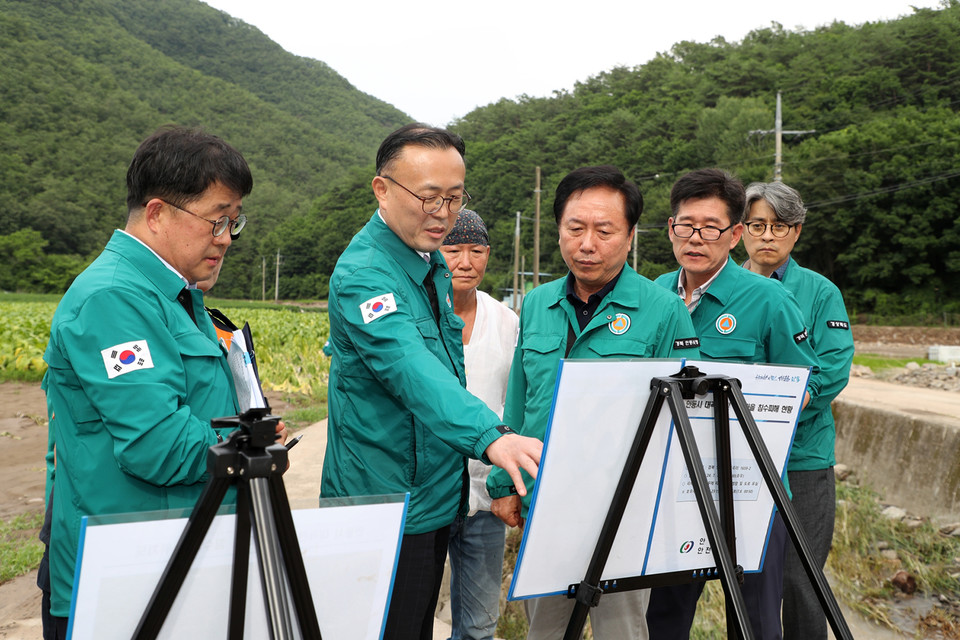 ▲이한경 행정안전부 차관이 임동면 대곡리를 방문했다.(사진 안동시청 제공)