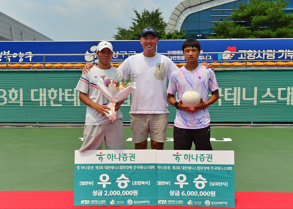 ▲(좌에서) 추석현, 권용식 감독, 강구건 선수.(사진 안동시청 제공)