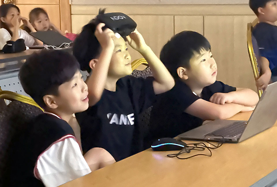 ▲청송군 2024년 청소년 창의융합 캠프 '미래로 가는 AR과 VR의 세계'.(사진 청송군청 제공)