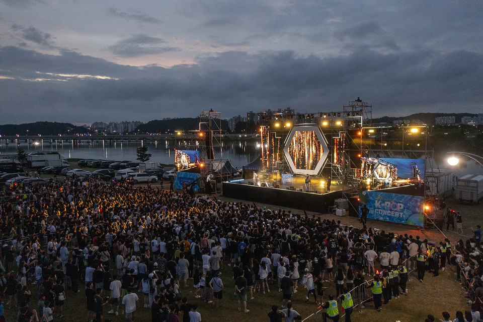 ▲축제 첫 날 토요일에 열린 K-POP 콘서트.(사진 안동시청 제공)