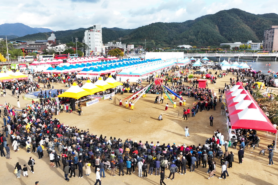 ▲250530보도자료(청송군, 제19회 청송사과축제 준비 본격화-지난해 청송사과축제) (사진 청송군