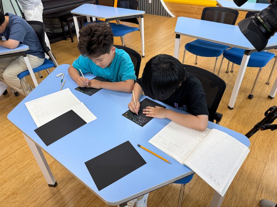 ▲월곡초등학교 삼계분교장(옛 삼계국민학교) 아이들이 대통령이 된 학교 선배에게 삐뚤빼뚤한 글씨로 진심을 눌러 쓴 손편지를썼다.경북일보 (오 종 명기자)